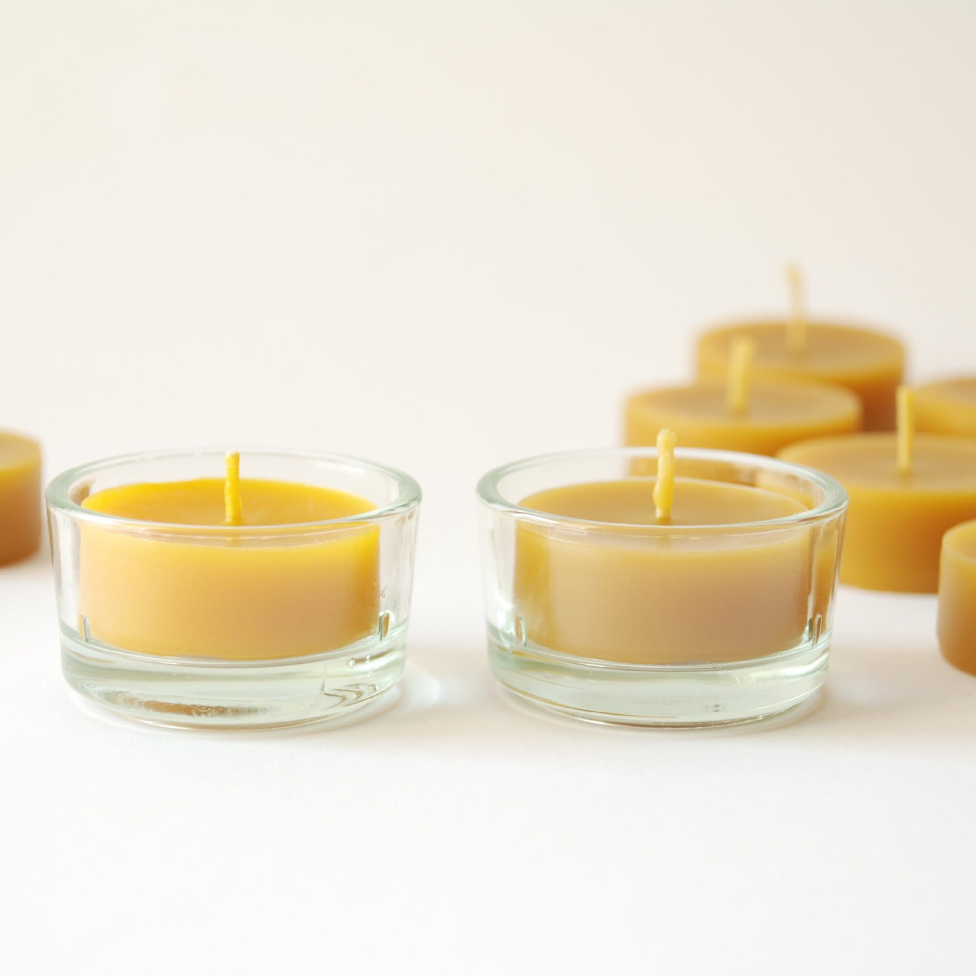 świeczki tealight w szklanym świeczniku z naturalnego wosku pszczelego